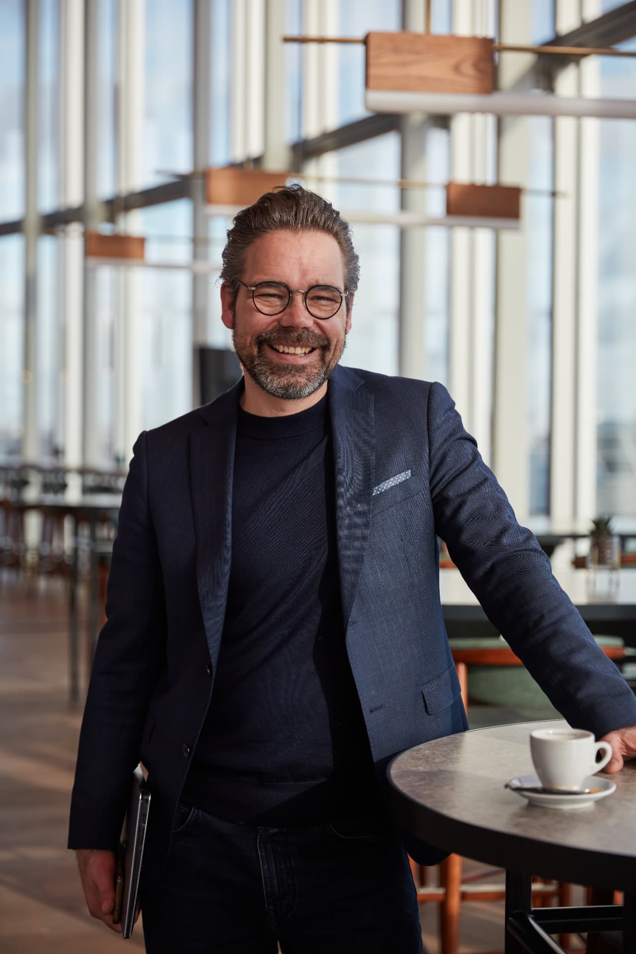 Zakelijk portret in een lichte hospitality-omgeving