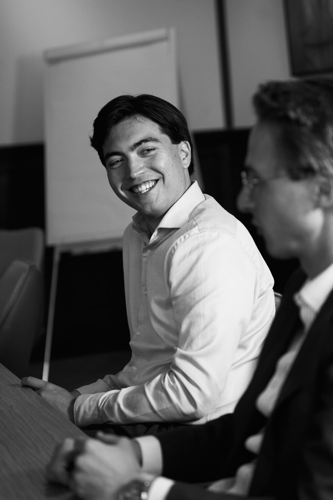 Spontaan zwart-wit portret tijdens een vergadering