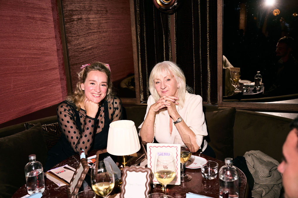 Joke Tjalsma and a guest at the table in the red room of Rotate