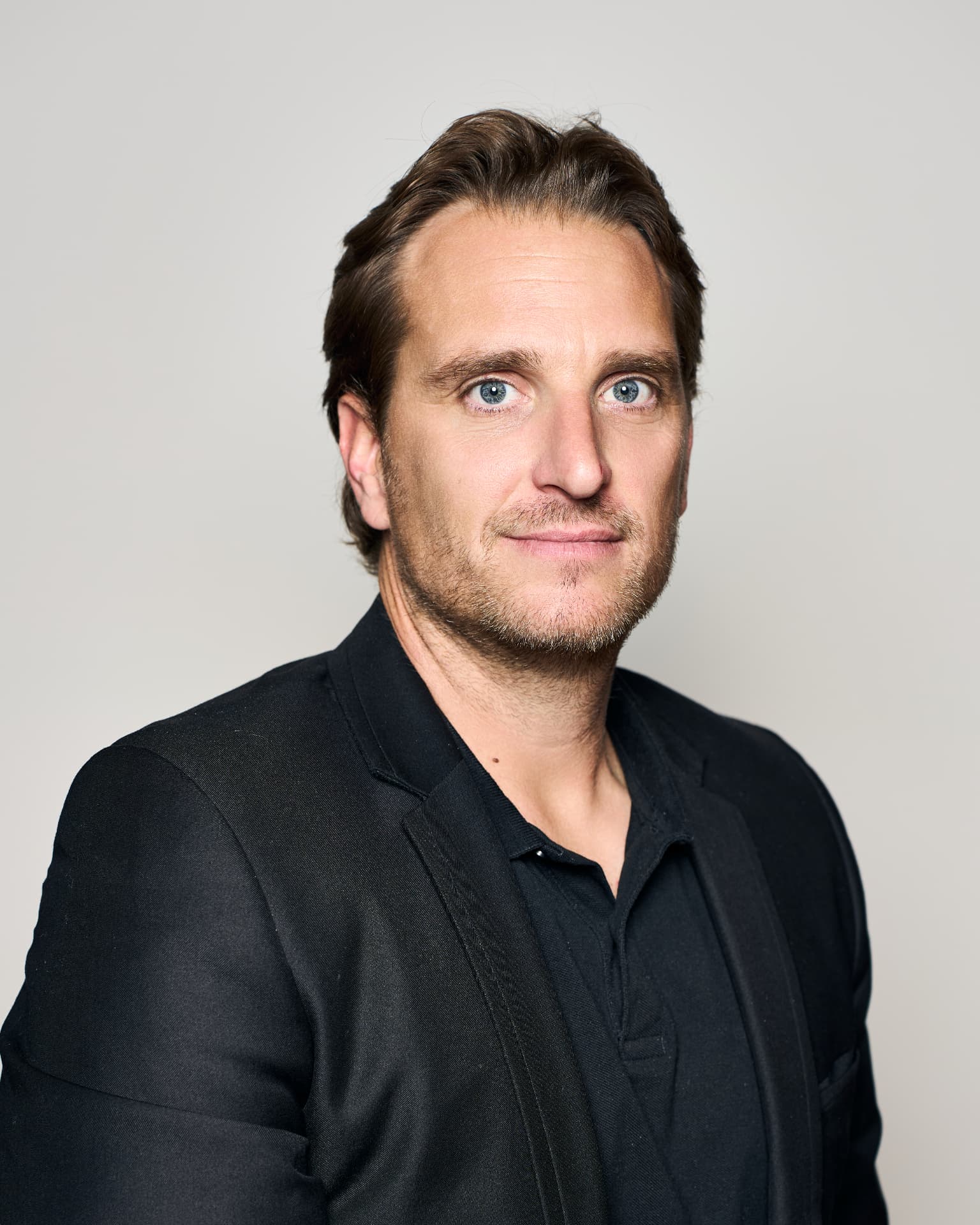Zakelijk studioportret van een man in zwart