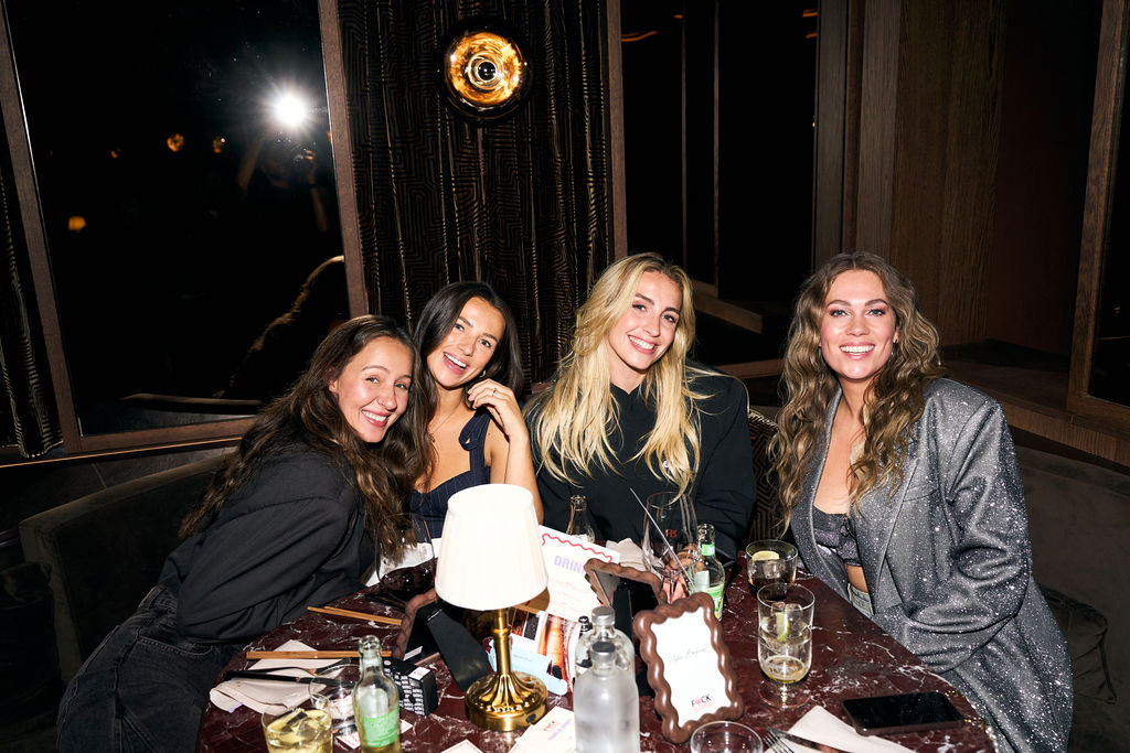 Iris Enthoven, Nina Warink and Sophie Milzink at the dinner table in Rotate