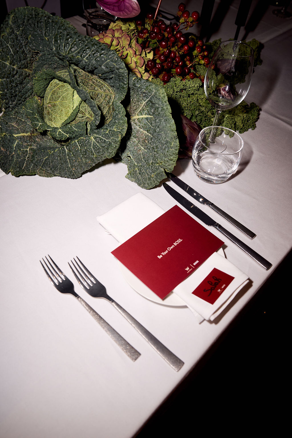 Place setting with cabbage decor and a printed menu