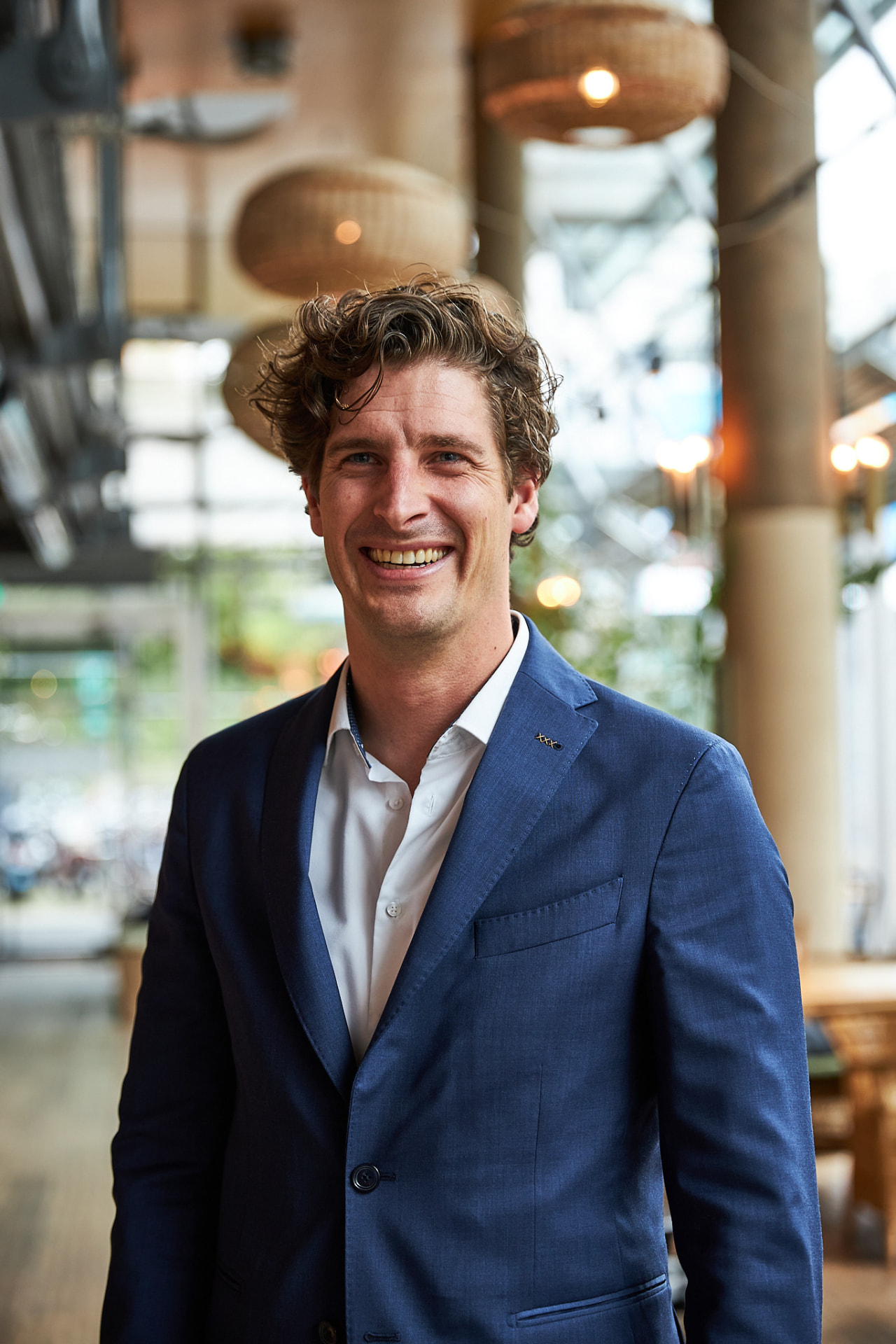 Zakelijk portret van een man in een blauw pak in een hospitality-omgeving