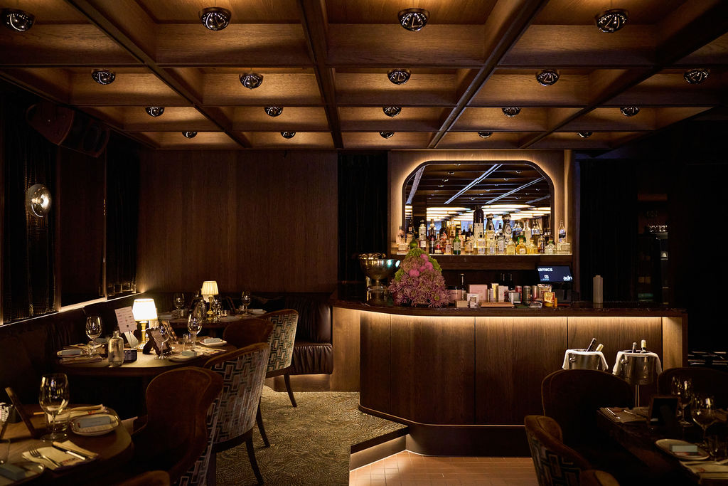Warm wood interior of Rotate Amsterdam set for the F*ck de Familie premiere dinner
