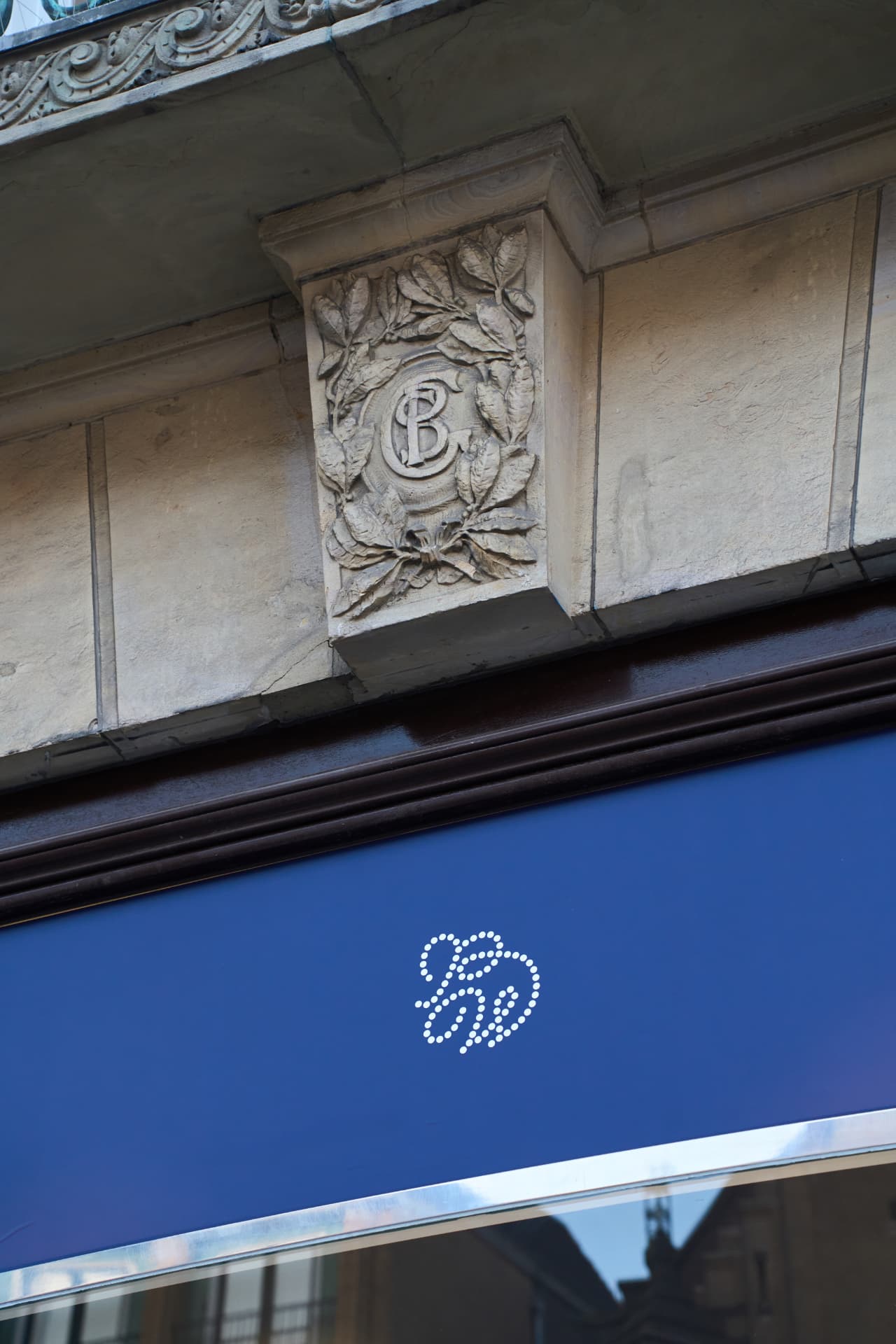 Bijenkorf awning with the pearl monogram
