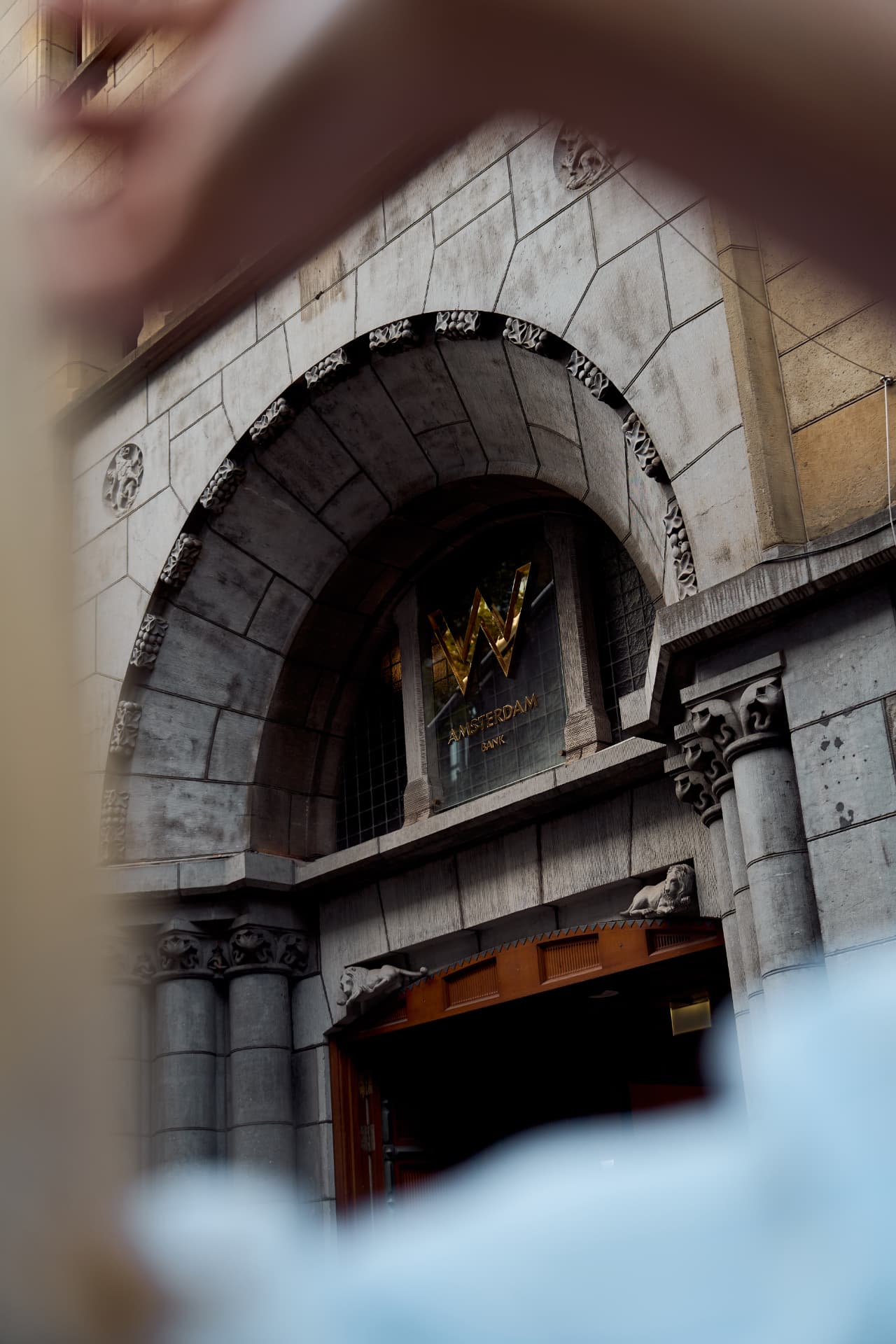 The W entrance arch on the Spuistraat